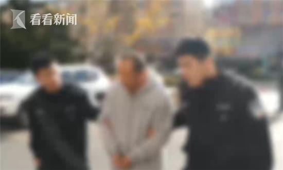 变态男潜入邻居家还装监控偷拍：喜欢看男主人肌肉