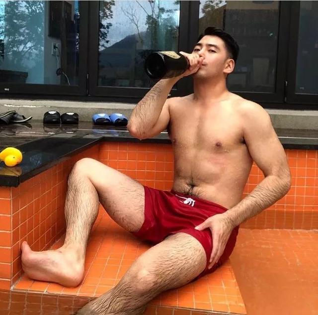 单眼皮小眼睛的男生其实很好看的，就像他一样！