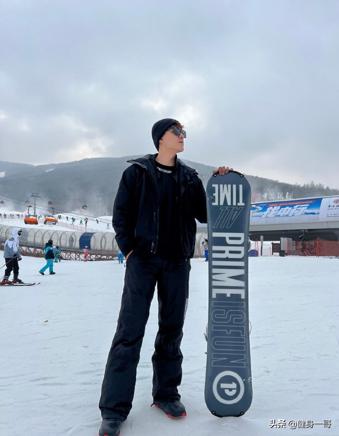 体育生追求冰雪氛围感，雾凇林里脱掉上衣拍肌肉大片